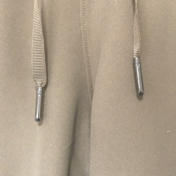 Lululemon on the Fly woven SZ 6 capri length - Picture 3 of 6